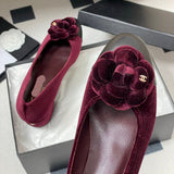 Women's Burgundy Velvet Camellia-Embellished Chunky Heel Pumps |G32166